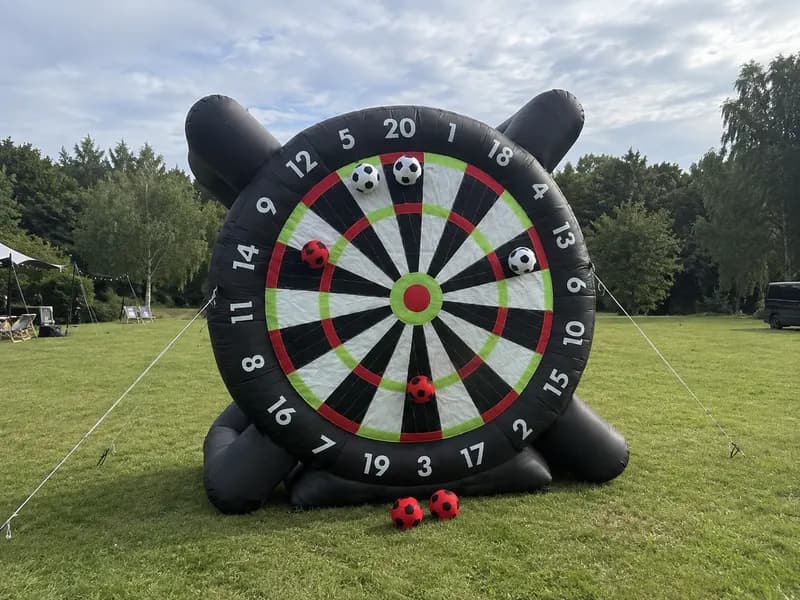 Dmuchany dart XXL — Nadmuchiwana tarcza z piłkami na rzepy